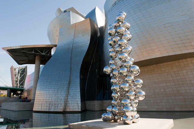 Obra "El árbol alto y el ojo" de Anish Kapoor