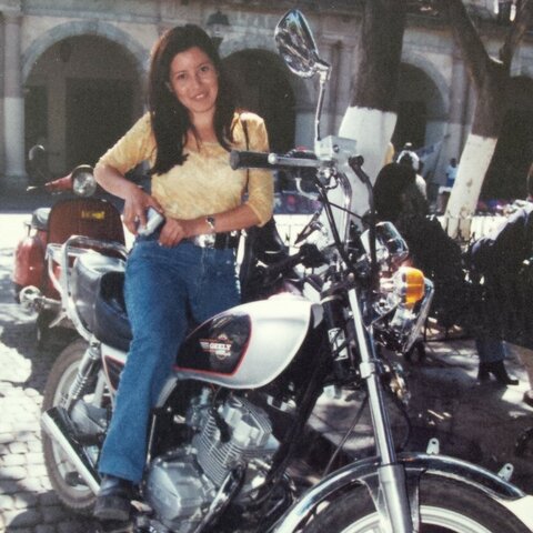 Reportera en periódico