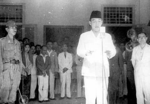 Soekarno dan Moh Hatta Membacakan Teks Naskah Proklamasi