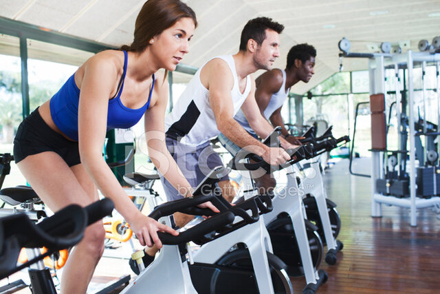 Los clubs, gimnasios, parques, etc.