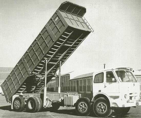 Sistema hidráulico con pistones hidráulicos en carros