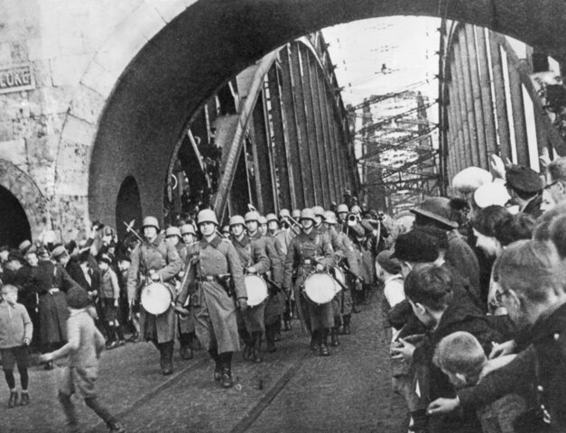 Hitler sends troops to the Rhineland