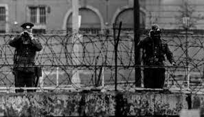 ¿Quién estaba a cargo de la vigilancia del Muro de Berlín?