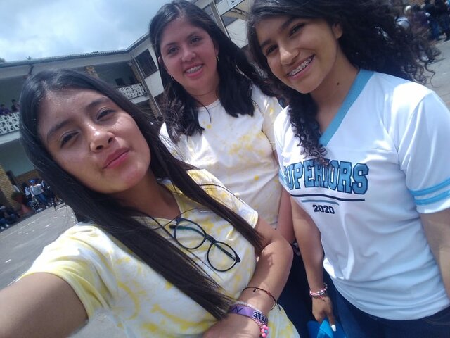 celebrando algo en el colegio