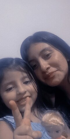 con mi primita pequeña jugando