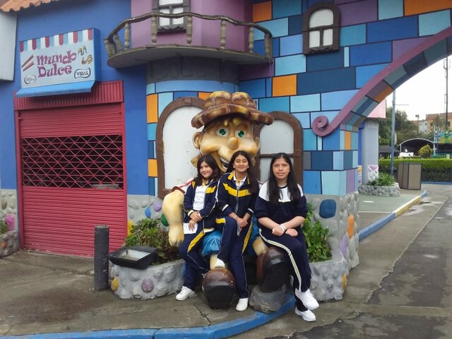 el viaje del colegio a mundo aventura