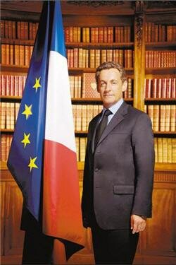 Nicolas Sarkozy devient président de la France.