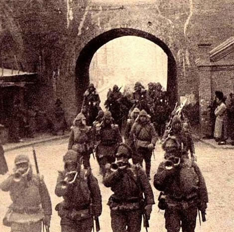 Japón expulsa a las tropas chinas de Manchuria y crea el Estado satélite de Manchukuo.