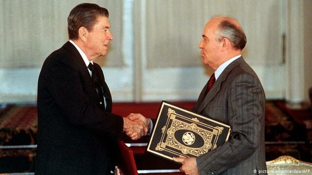 En Washington se firmo un acuerdo para eliminar los misiles de alcance intermedio del arsenal de ambos países, lo que señalaba el final de la carrera de armamentos.