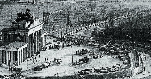 Sin previo aviso, los berlineses despertaron en una Ciudad dividida por un muro que durante 28 años separaría familias, vecinos y amigos.