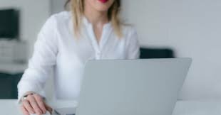 En agosto de 1991 los usuarios externos al CERN comenzaron a poder acceder al internet.