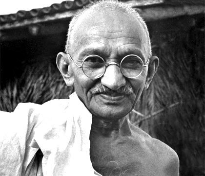 Mahatma Ghandi es asesinado