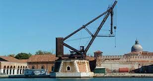 La grúa hidráulica.