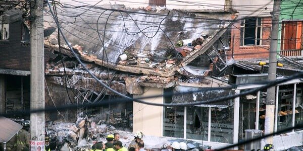 Estrello de avión contra una panadería