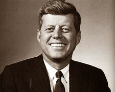 John Fitzgerald Kennedy hace una pregunta al estado.