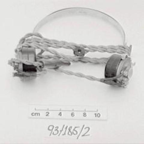 93/185/2 Headphones, radio, metal/Bakelite/leather/fabric, [England], 1930-1940