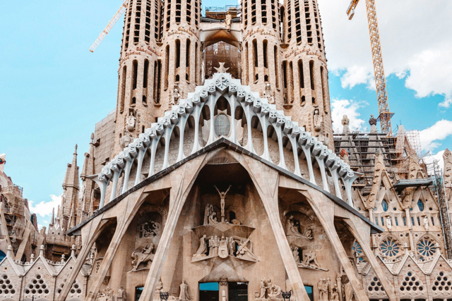 [6] Nace Antoni Gaudí, arquitecto y uno de los primeros en usar la catenaria en la arquictectura