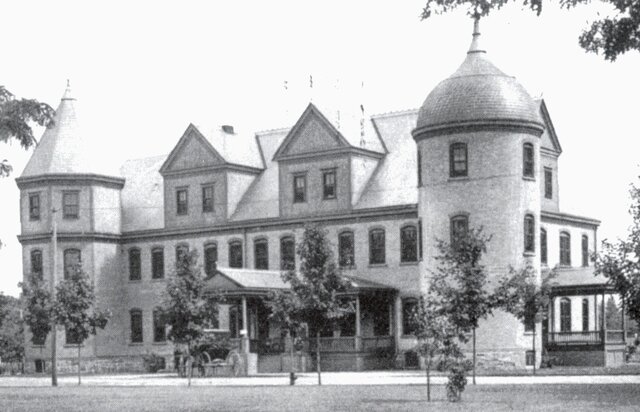 1908 Escuela de formación Vineland ofrece el primer internado clínico.