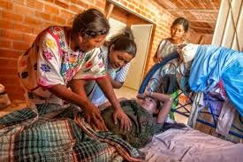 el personal de salud de un hospital o región y las parteras tradicionales