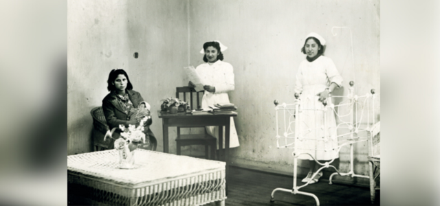 Se crea la carrera de enfermería y partería como especialización de la enfermería