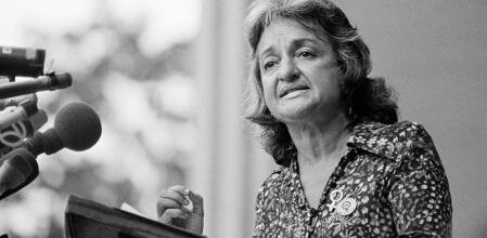 Betty Friedan publica la mística de la feminidad