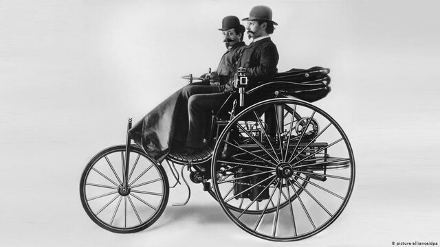 Karl Benz constrói um carro com motor a gasolina