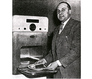Percy Spencer acidentalmente descobre como cozinhar com microondas, involuntariamente inventando o forno de microondas