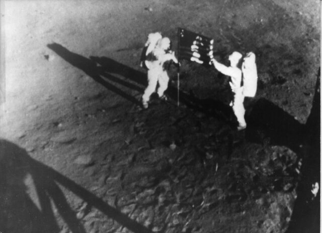 Os astronautas caminham na lua