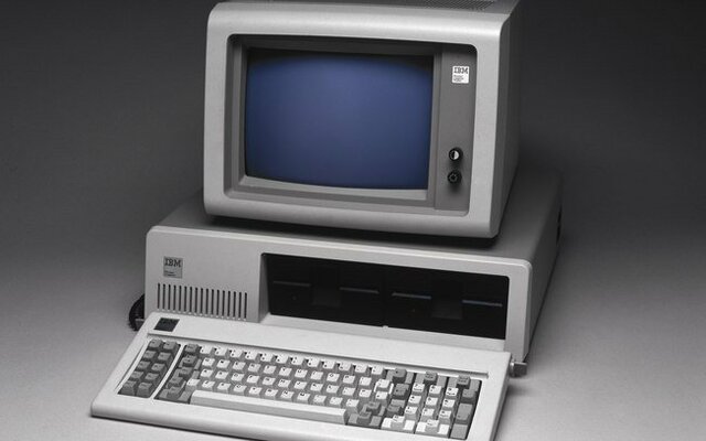 Atingida pelo sucesso da Apple, a IBM lança seu próprio computador pessoal acessível (PC)