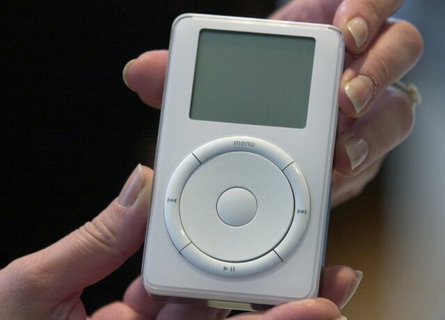 A Apple revoluciona o mundo da música ao revelar o seu leitor de música iPod MP3