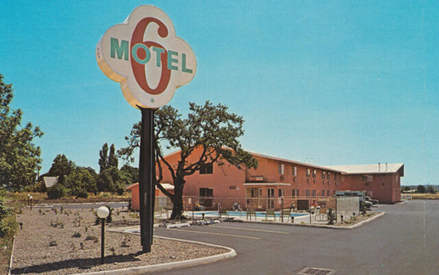 Primer Motel económico Austero (Motel 6).