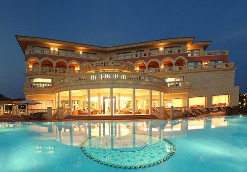 Entre los siglos XIX y XX surgieron grandes hoteles de lujo. Con el desarrollo del automóvil y el avión, pronto se empezó a notar una gran competencia entre los distintos establecimientos.
