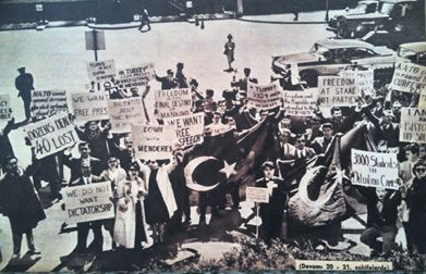 Marca di Istanbul contro il governo Koruturk ed Inonu