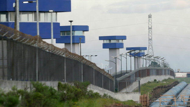 "Articulo 18. Para la reclusión preventiva y la ejecución de sentencias en materia de delincuencia organizada se destinarán centros especiales. Las autoridades competentes podrán restringir las comunidades de los inculpados y sentenciados..."
