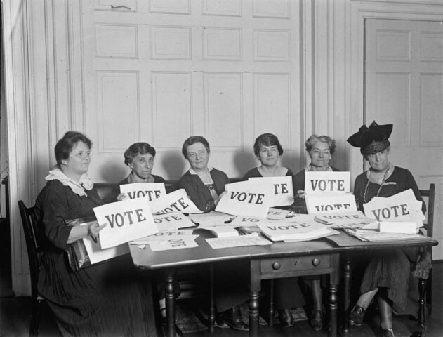 Se aprueba el voto femenino en Gran Bretaña / Se crea el "Partido Nacional de la Mujer"