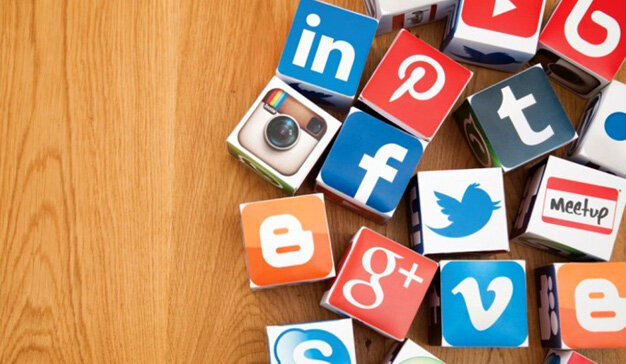 Aparición de libros digitales y redes sociales