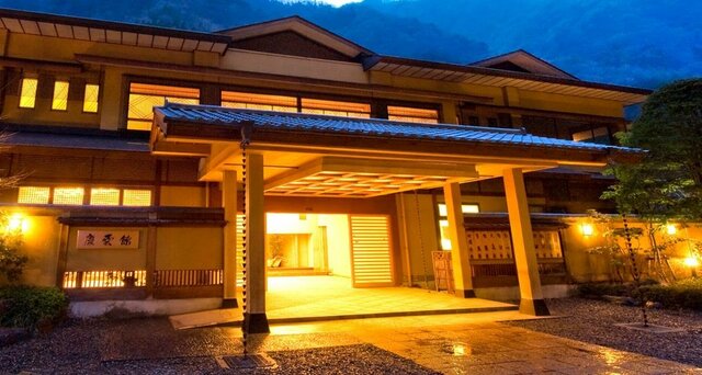 Nishiyama Onsen Keiunkan es un hotel balneario fundado hace 1314 años.