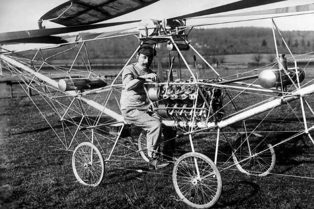 El francés Paul Cornu construye el primer helicóptero que logra despegar 1.5 m