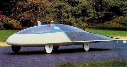 EUA fabrica el coche solar Sunraycer el cual recorrió más de 3220 km en Australia