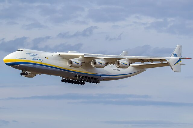 Primer vuelo de Antonov An - 225.