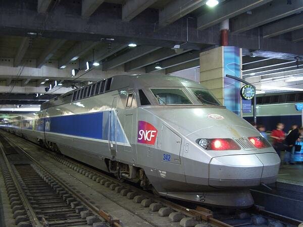 Se inaugura el primer tren de alta velocidad