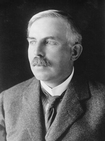 Ernest Rutherford sienta las bases experimentales de la teoría atómica de la materia