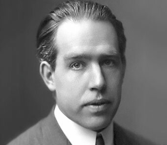 Niels Bohr presenta su modelo atómico
