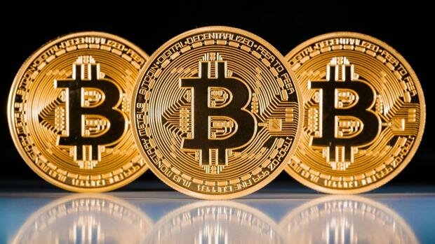 Nakamoto el 3 de enero de 2009 se da su nacimiento oficial cuando el primer Bitcoin sale a la luz como parte del primer bloque de 50 BTC llamado “Génesis”. El Bitcoin se convierte en una moneda digital encriptada en el formato P2P.