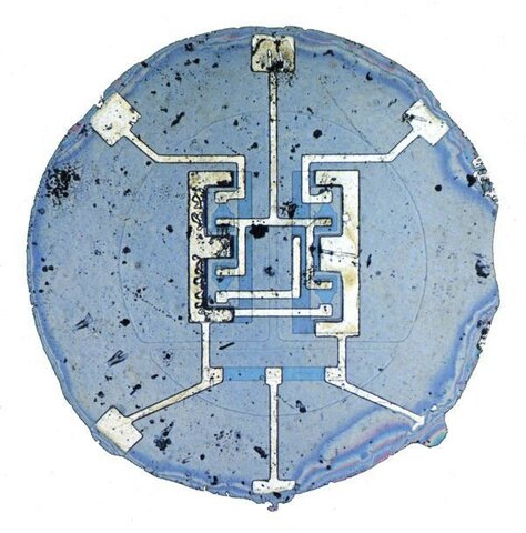 El primer circuito integrado.