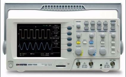 Ben Laposky crea las primeras imágenes gráficas en un Osciloscopio.