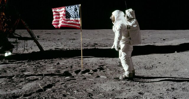 El hombre pisó la luna