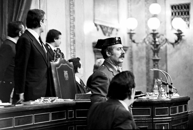 Dimisión de Suárez. Golpe de Estado del 23F. Calvo Sotelo, presidente