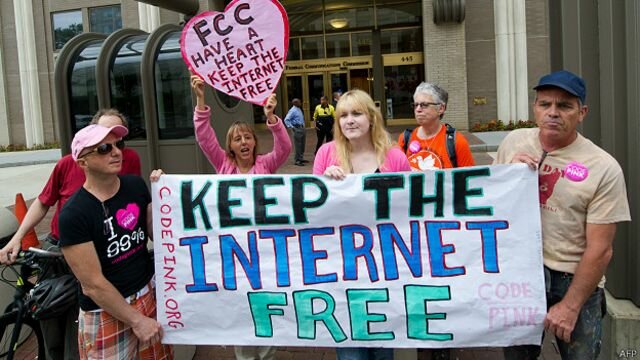 (NOVIEMBRE) Protestas en línea, correos electrónicos y llamadas telefónicas tanto a la FCC como a la Casa Blanca y el Congreso de Estados Unidos.