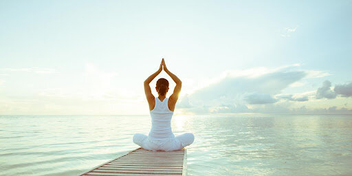YOGA. (1980). Maharishi Mahest la popularizó.